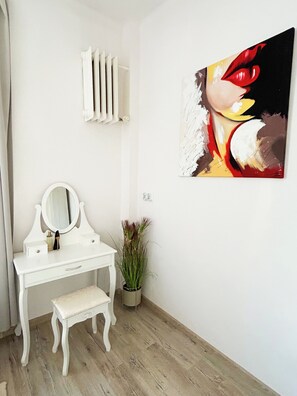 Deluxe-Apartment, Balkon, Blick auf den Innenhof | 1 Schlafzimmer, schallisolierte Zimmer, Bügeleisen/Bügelbrett