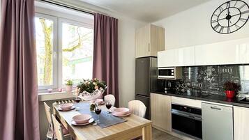 Appartement Deluxe, balcon, vue cour intérieure | Cuisine privée | Bouilloire électrique