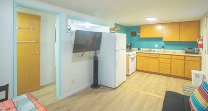 Soothing cabin with WiFi in Fairbanks with big parking lot and convenience