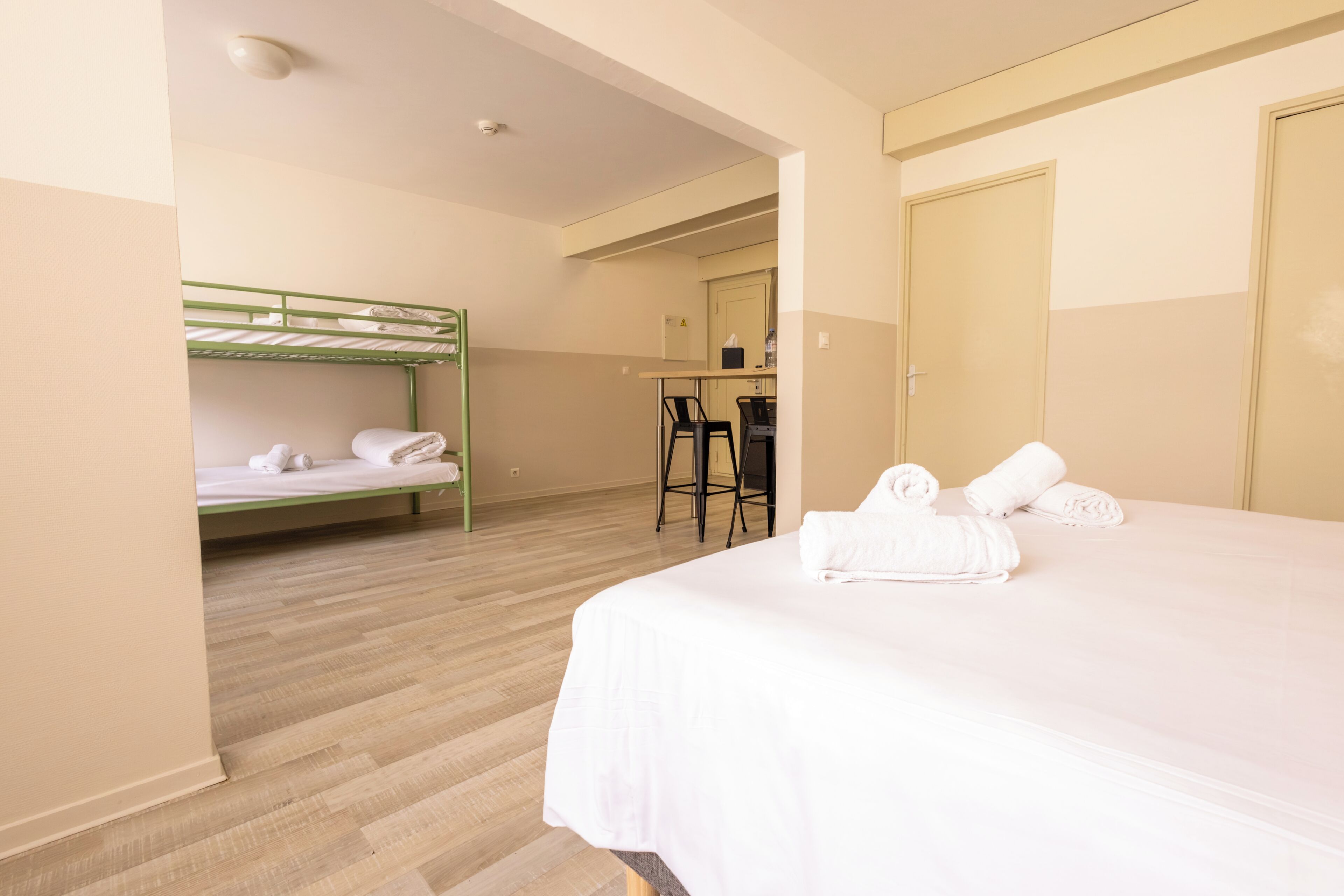 Family Studio Suite, Kitchenette | Free cribs/infant beds, bed sheets