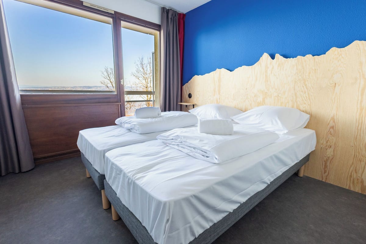 أسرّة أطفال/رضّع (مجانًا) وملاءات أسرّة