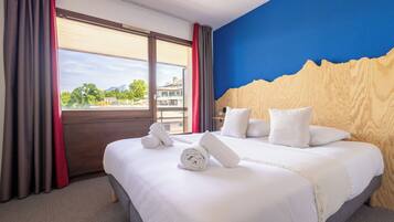 Classic Double or Twin Room, Balcony, Partial Lake View | Free cribs/infant beds, bed sheets