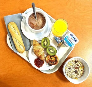 Daily buffet breakfast (EUR 9.5 per person) - Côté Lac Hostel (Neuvecelle)