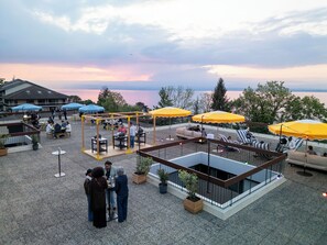 Family Studio Suite, Kitchenette | Terrace/patio - Côté Lac Hostel (Neuvecelle)