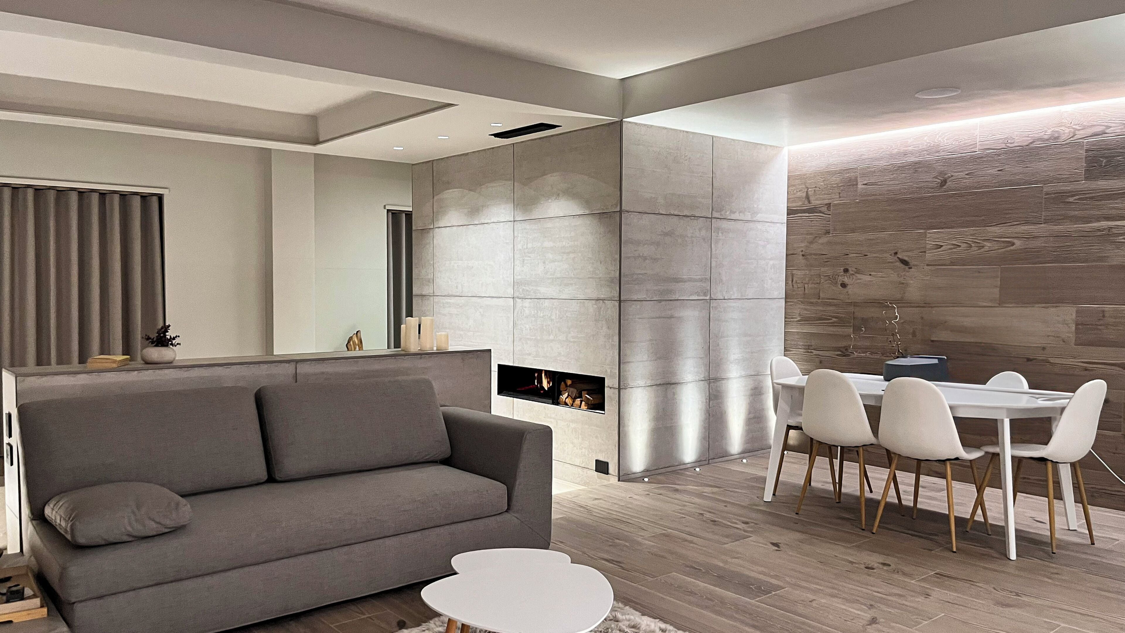 Suite monolocale Deluxe, terrazzo, vista montagna | Area soggiorno | TV a schermo piatto 40 pollici con canali digitali, caminetto