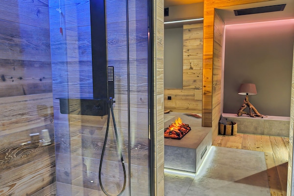 Design-Studiosuite, Terrasse, Bergblick | Badezimmer | Kostenlose Toilettenartikel, Haartrockner, Bademäntel, Hausschuhe