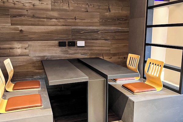 Exclusive-Suite | Wohnbereich | 40-Zoll-Flachbildfernseher mit Digitalempfang, Kamin