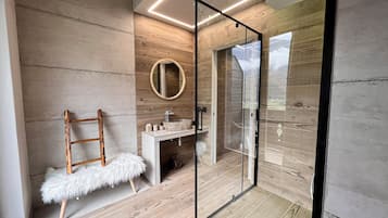Deluxe Studio Suite, Terrace, Mountain View | Bathroom | Free toiletries, hair dryer, bathrobes, slippers