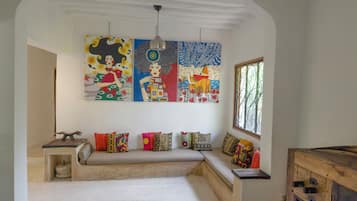 Casa luxo, 2 quartos, vista para a praia | Área de estar