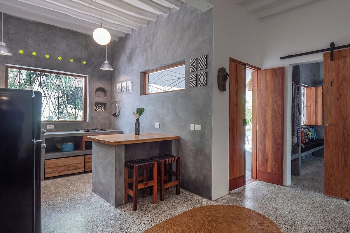 Suite superior, patio, vistas a la piscina | Cocina básica privada | Tostadora y congelador