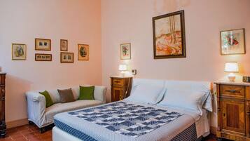 6 Schlafzimmer, Schreibtisch, Bügeleisen/Bügelbrett, Reisekinderbett