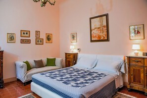 6 bedrooms, desk, iron/ironing board, travel crib