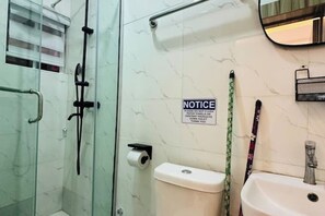 Dusche, Handtücher, Seife, Toilettenpapier