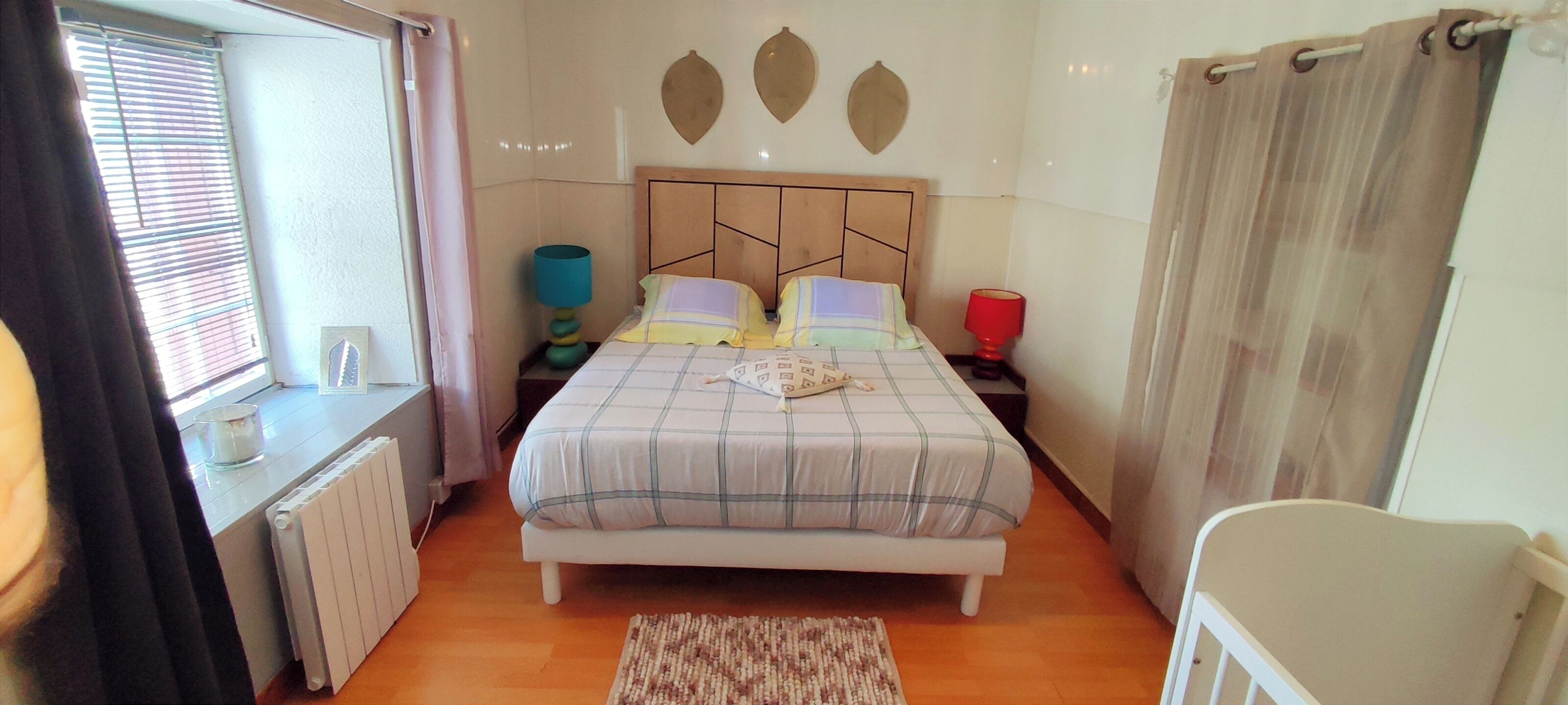 1 slaapkamer, een strijkplank/strijkijzer, reisbedje, gratis wifi