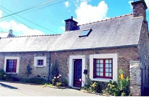 Exterior - Single-storey house, typical of Brittany,. animals accepted.  (Paimpol)