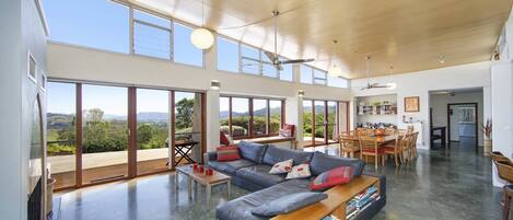 Televisie en een open haard