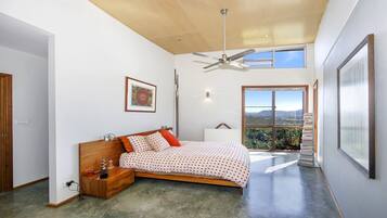 3 habitaciones, tabla de planchar con plancha, internet y ropa de cama