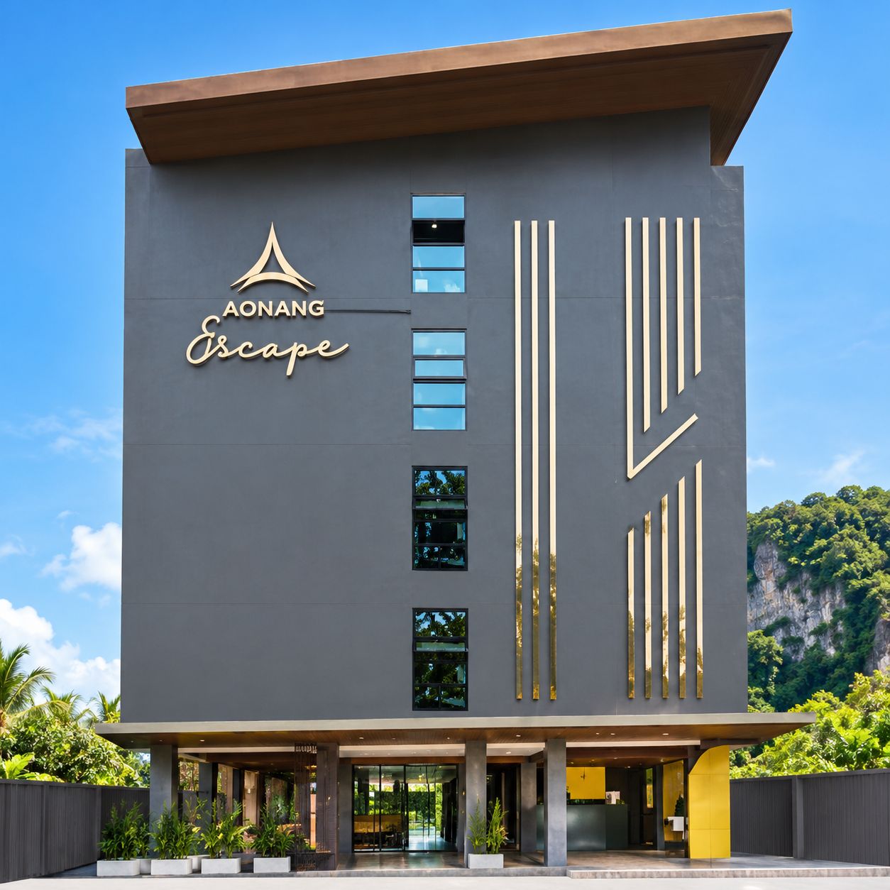 Fachada de hotel moderna con un logotipo destacado, líneas verticales y un cielo despejado.