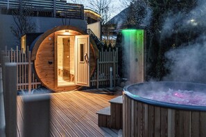 Outdoor spa tub