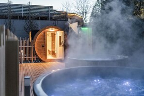 Outdoor spa tub - Hotel Garni Meledrio (Dimaro Folgarida)