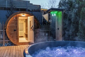 Outdoor spa tub - Hotel Garni Meledrio (Dimaro Folgarida)
