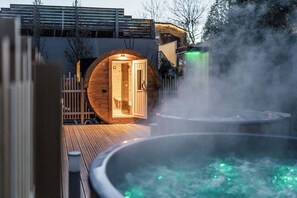 Outdoor spa tub - Hotel Garni Meledrio (Dimaro Folgarida)