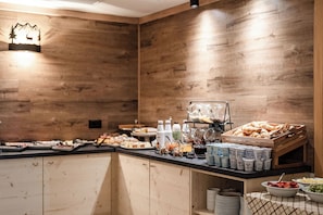 朝食 (ビュッフェ)、毎日提供 (無料)