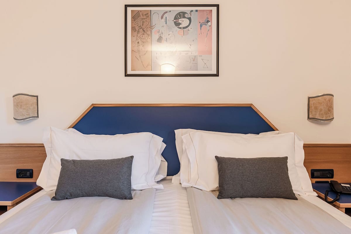 Een kluis op de kamer, een bureau, verduisterende gordijnen