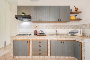 Kylskåp, mikrovågsugn, diskmaskin och kaffe- och tebryggare