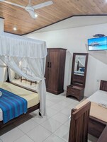 Habitación triple Deluxe | Escritorio y espacio para trabajar con un portátil