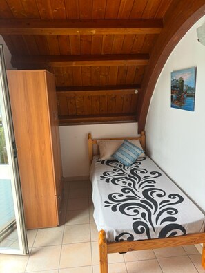 2 bedrooms, iron/ironing board, bed sheets