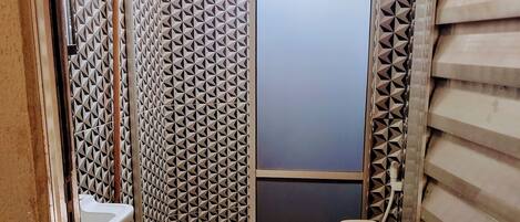 Un baño pequeño con inodoro, lavabo y cabina de ducha.