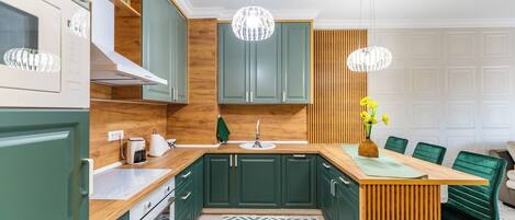 Fridge, oven, stovetop, dishwasher