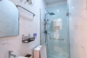 淋浴设施、毛巾、肥皂、卫生纸