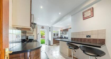 5-bed House - Sleeps 10 - Garden - Parking