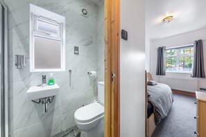 Combined shower/bathtub, deep-soaking bathtub, towels - 5-bed House - Sleeps 10 - Garden - Parking (Barnet)