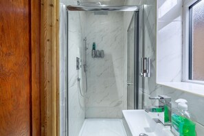 Combined shower/bathtub, deep-soaking bathtub, towels - 5-bed House - Sleeps 10 - Garden - Parking (Barnet)