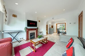 House | Living area | TV, fireplace - 5-bed House - Sleeps 10 - Garden - Parking (Barnet)