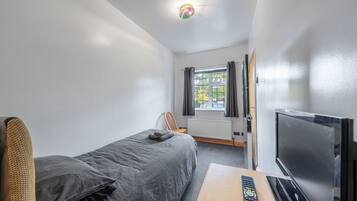 5 bedrooms, iron/ironing board, free WiFi, bed sheets