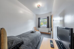 5 bedrooms, iron/ironing board, free WiFi, bed sheets