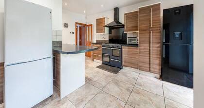 Tranquil and Lovely 5 bed House in Barnet