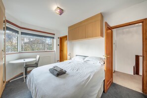 5 bedrooms, iron/ironing board, free WiFi, bed sheets