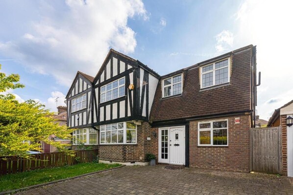 House | Exterior - 5-bed House - Sleeps 10 - Garden - Parking (Barnet)
