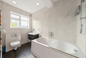 House | Bathroom | Combined shower/bathtub, deep-soaking bathtub, towels - 5-bed House - Sleeps 10 - Garden - Parking (Barnet)