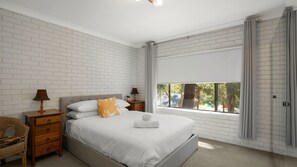 4 bedrooms, desk, free WiFi, bed sheets - Coastal Delight In Kiama (Kiama)