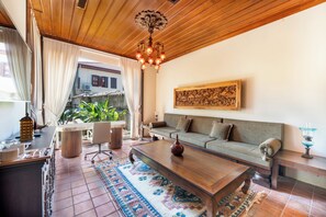 Ropa de cama de alta calidad, minibar y escritorio 