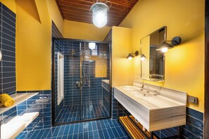 Kamar Mewah, 1 Tempat Tidur Queen, pemandangan kota | Kamar mandi | Shower, perlengkapan mandi gratis, pengering rambut, dan sandal