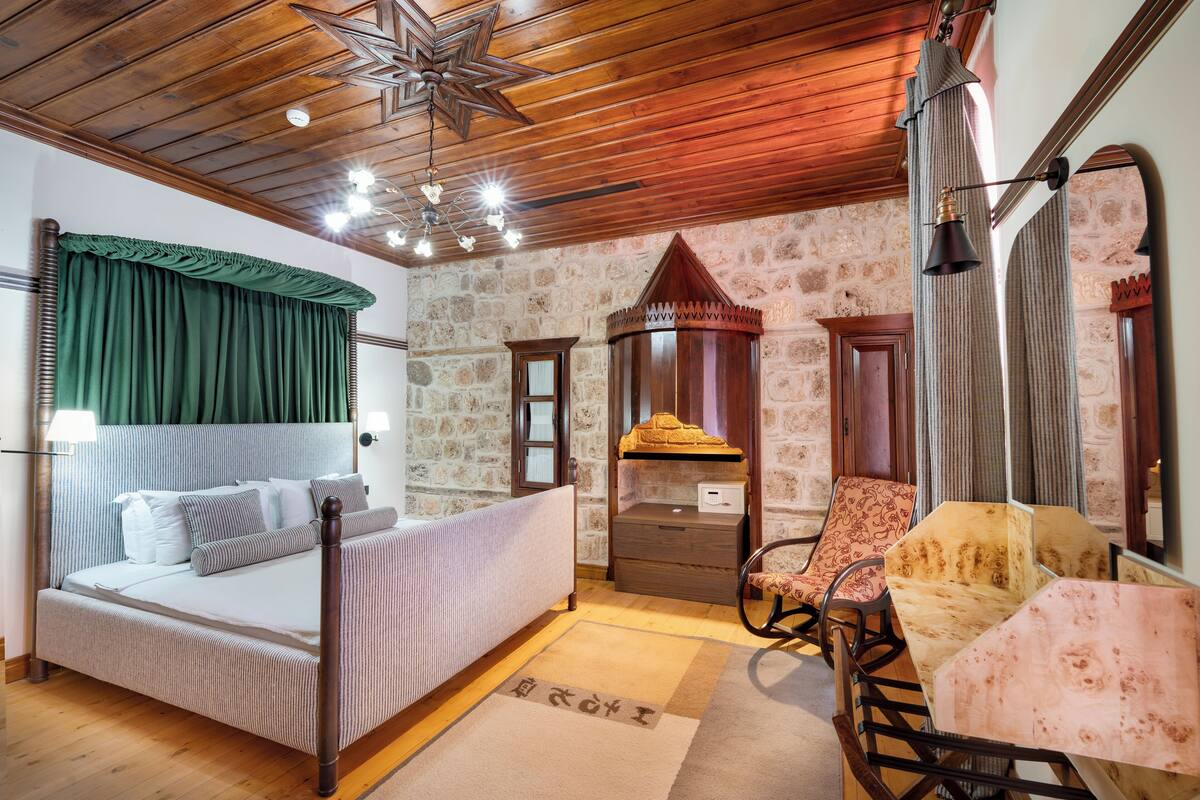 Luxury Room, 1 Queen Bed, City View | Premium bedding, minibar, desk, laptop workspace