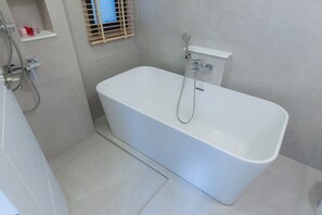 Shower, hair dryer, towels, soap - Aonang Selena Pool Villa  (Tambon Ao Nang)