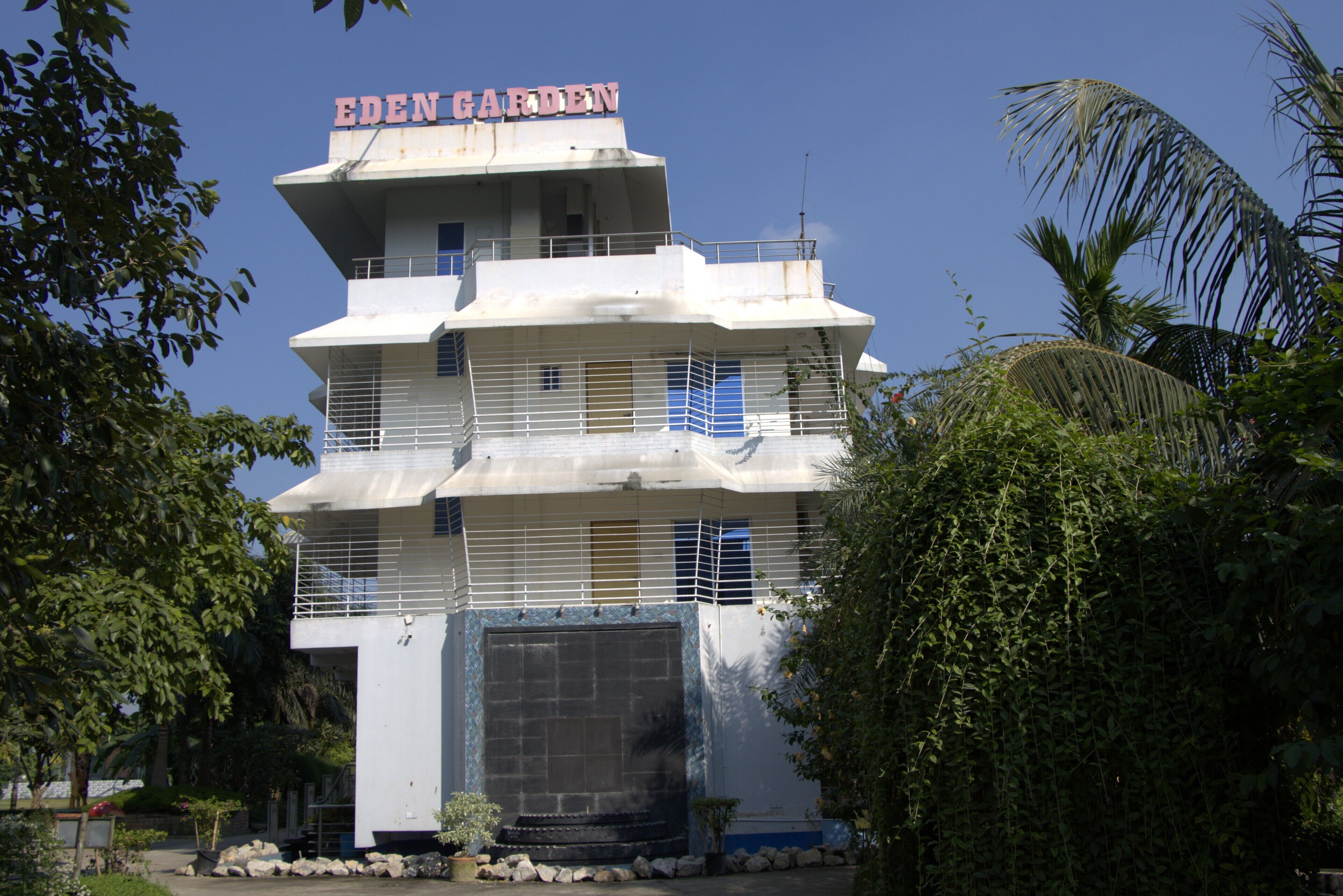 المنشأة من الخارج